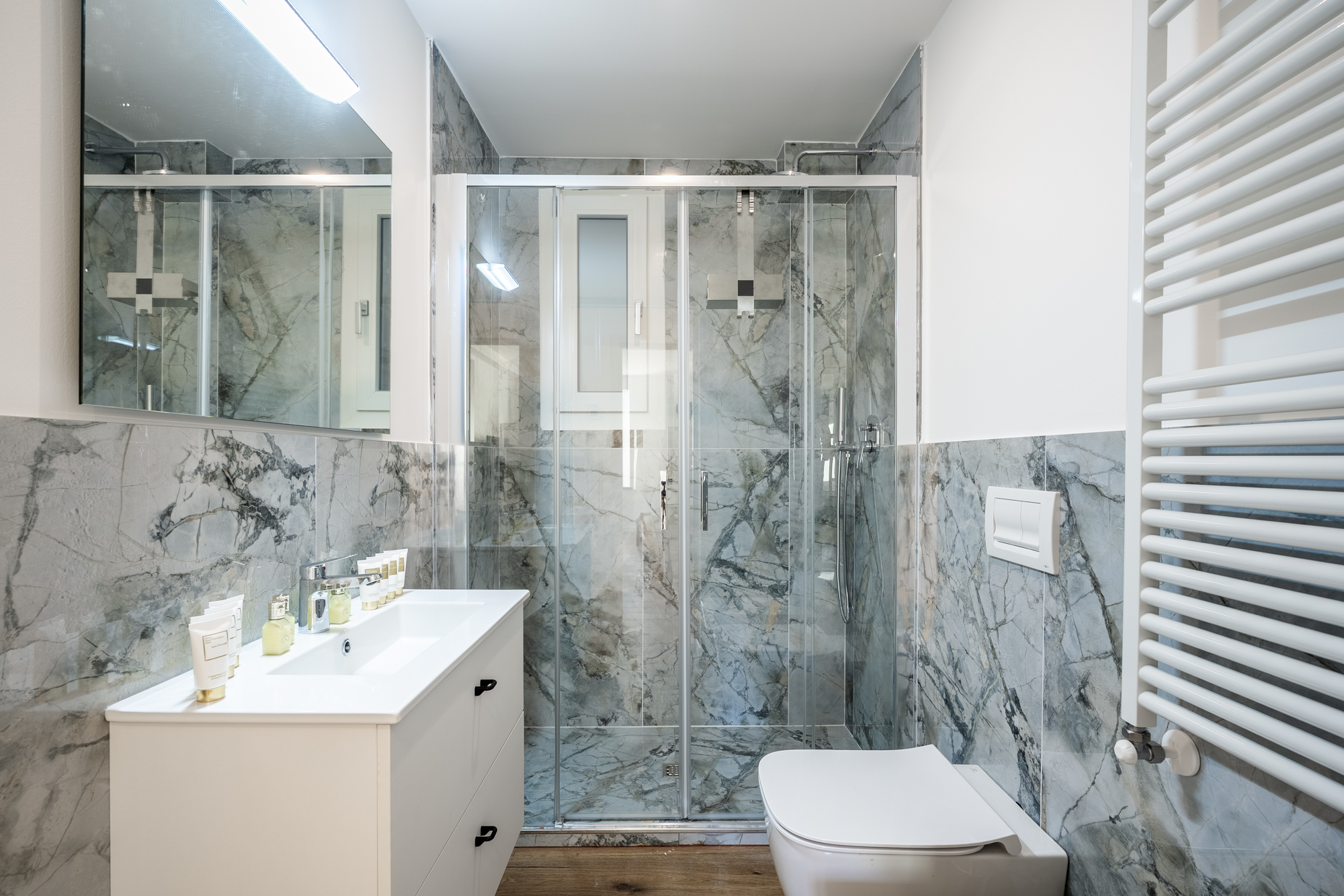 Bagno in marmo, appartamento di pregio Firenze, Lapo Cappelli